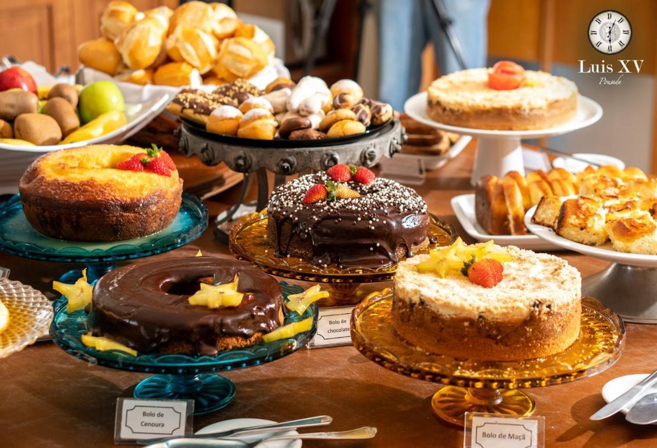 Pousada Luis XV Campos do Jordão المظهر الخارجي الصورة A selection of cakes