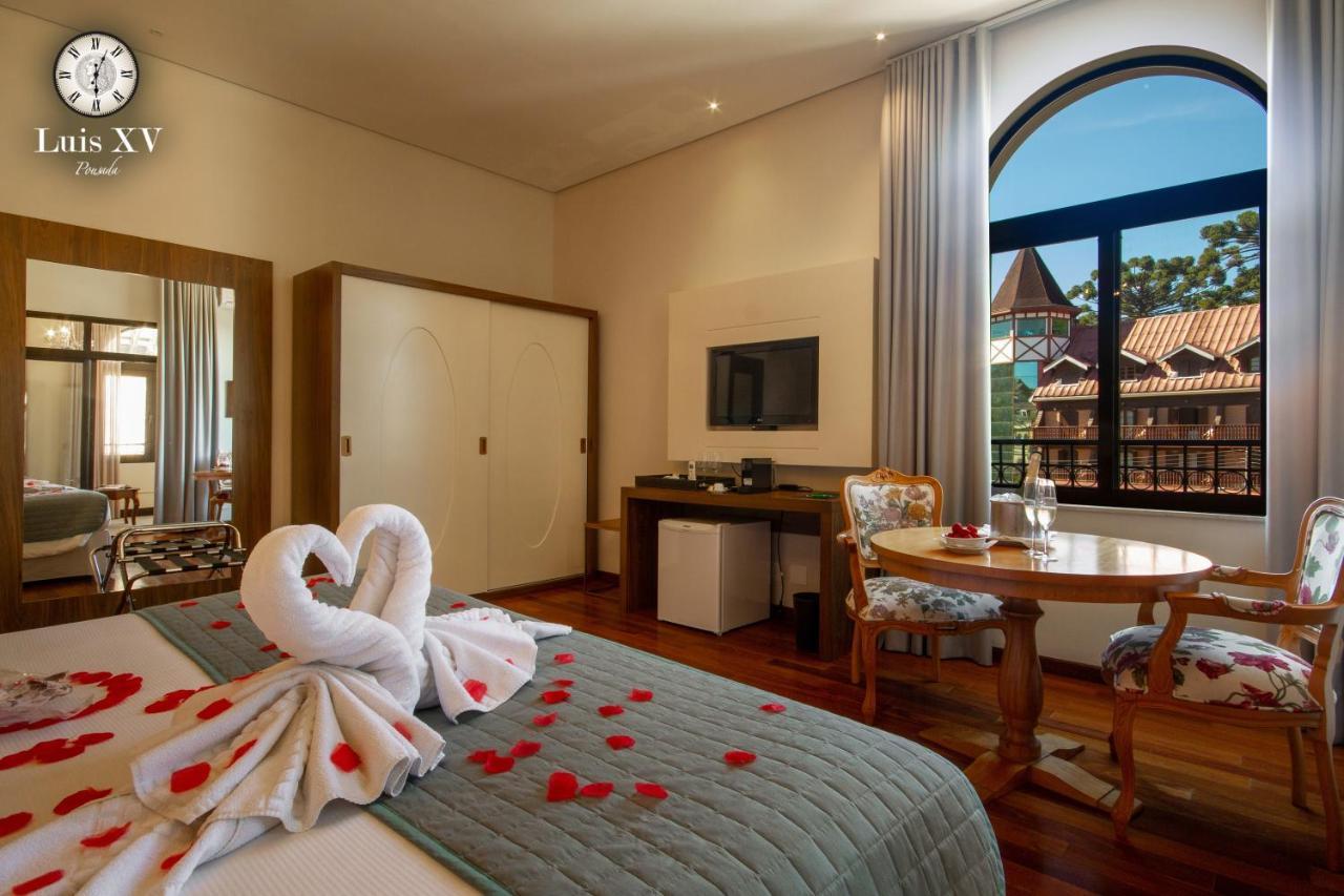 Pousada Luis XV Campos do Jordão المظهر الخارجي الصورة A room at the hotel