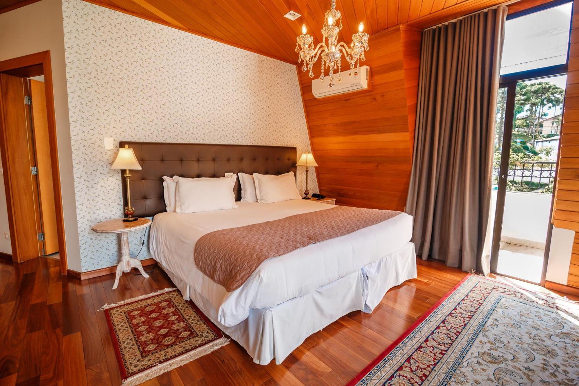Pousada Luis XV Campos do Jordão المظهر الخارجي الصورة A bedroom at the hotel