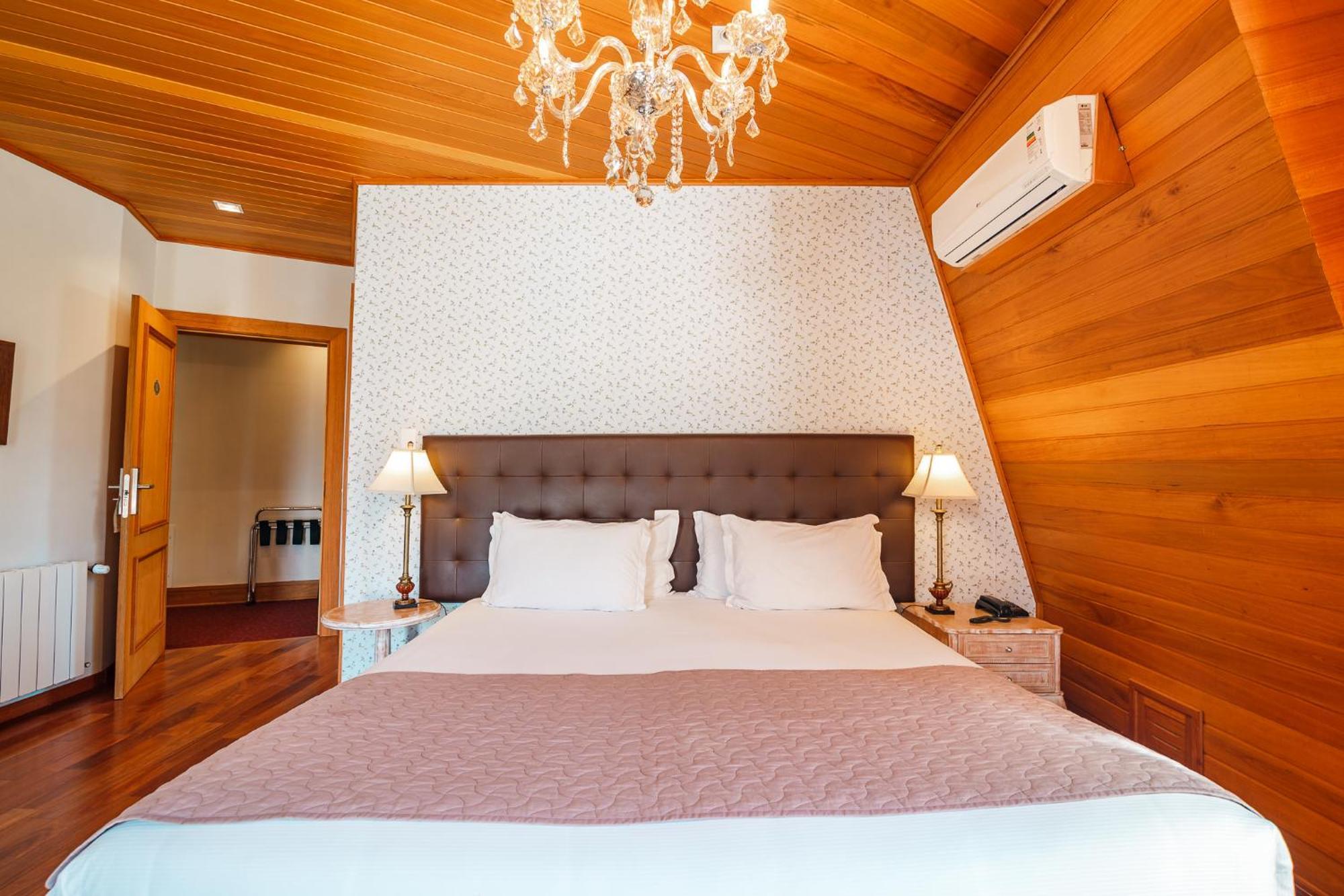 Pousada Luis XV Campos do Jordão المظهر الخارجي الصورة A bedroom at the hotel