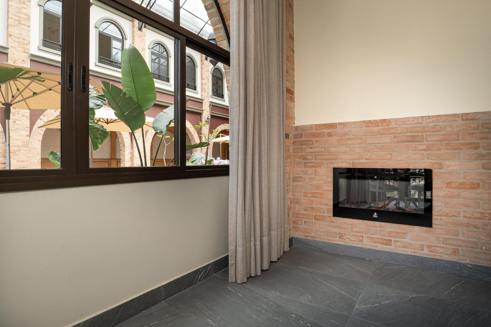 Pousada Luis XV Campos do Jordão المظهر الخارجي الصورة A fireplace in a home