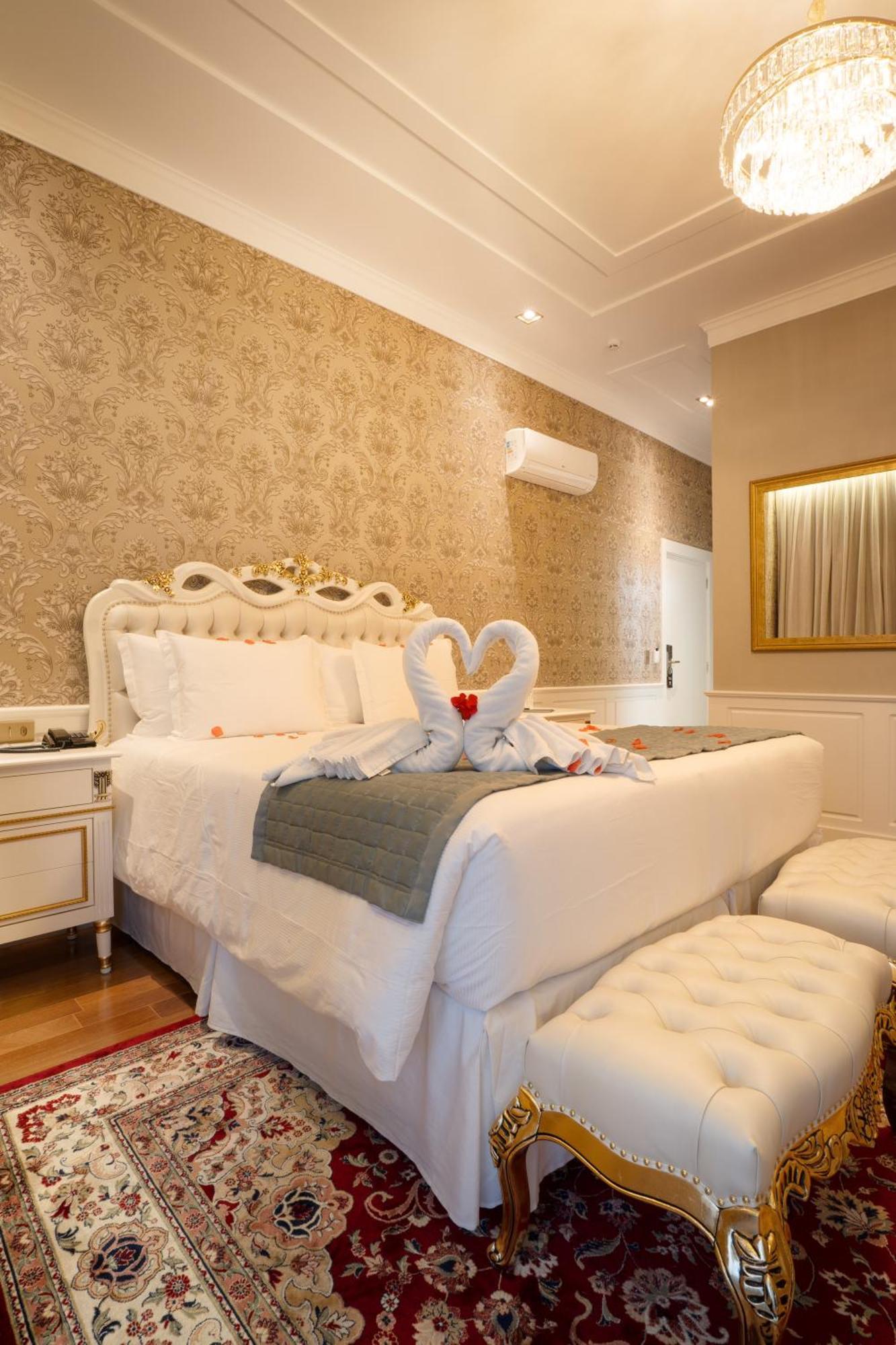 Pousada Luis XV Campos do Jordão المظهر الخارجي الصورة A bedroom at the hotel
