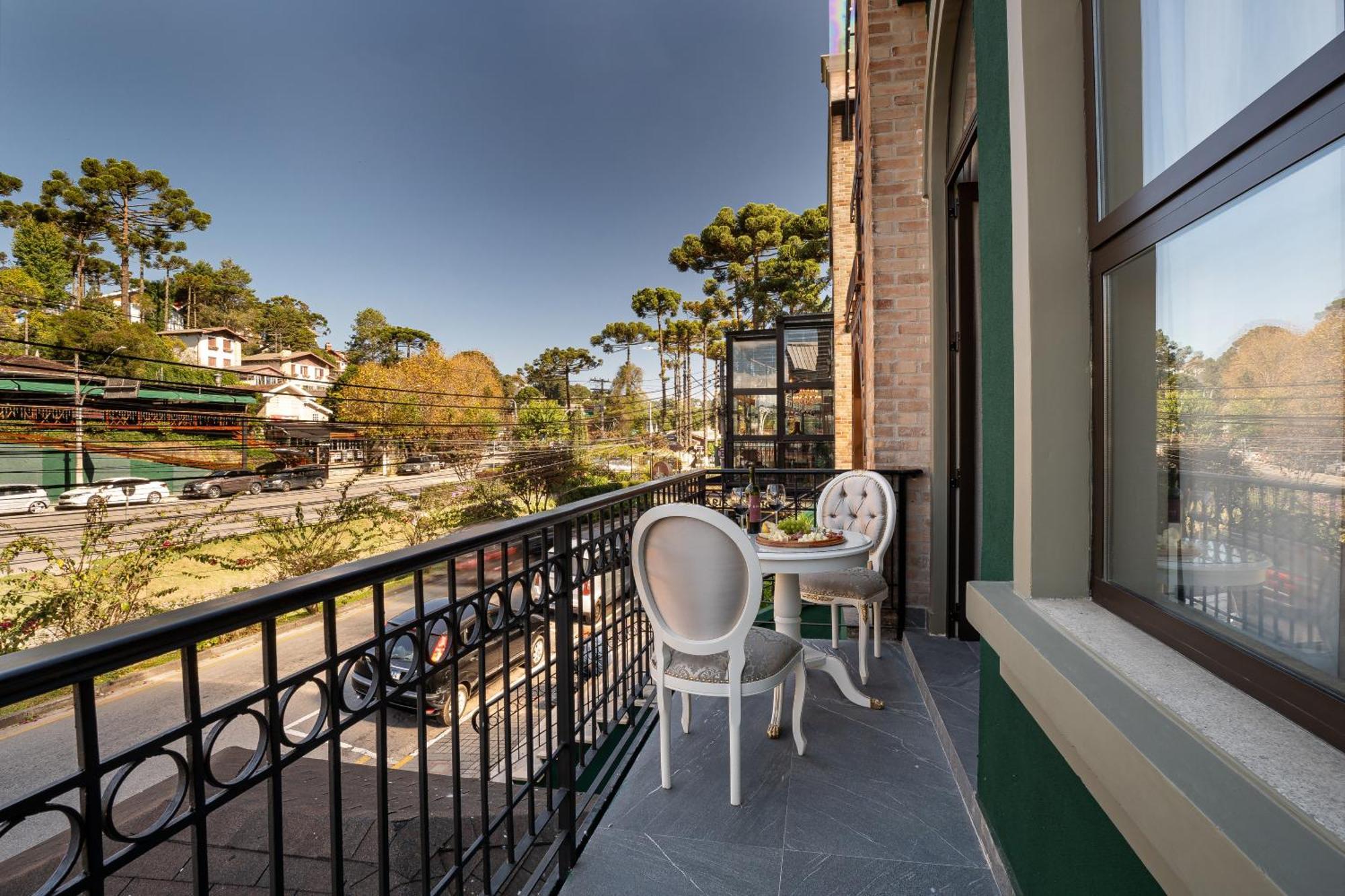 Pousada Luis XV Campos do Jordão المظهر الخارجي الصورة A typical balcony