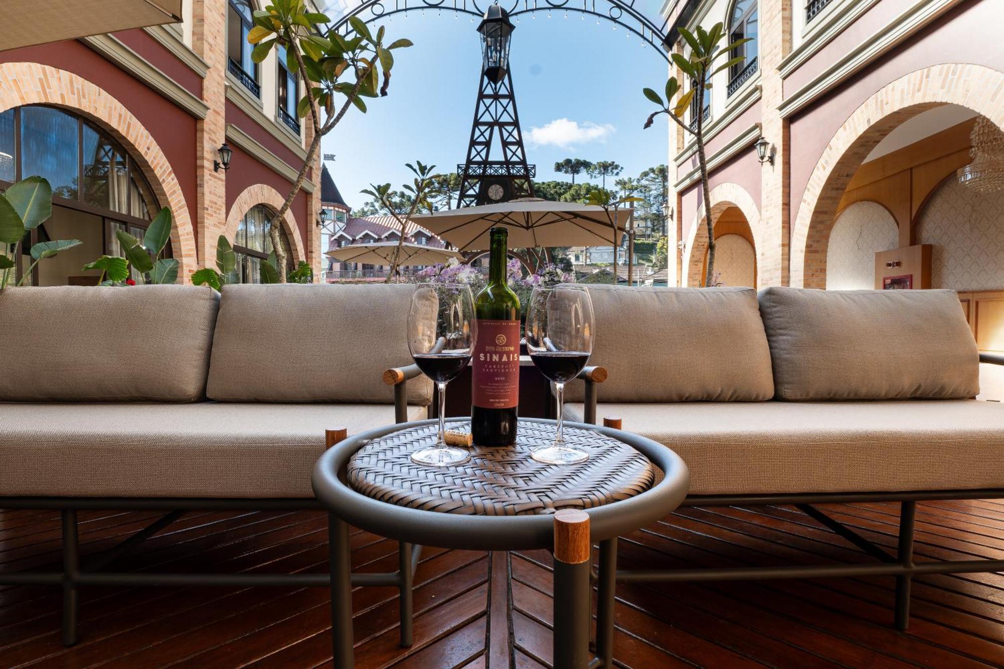 Pousada Luis XV Campos do Jordão المظهر الخارجي الصورة The patio at the Hotel de Ville
