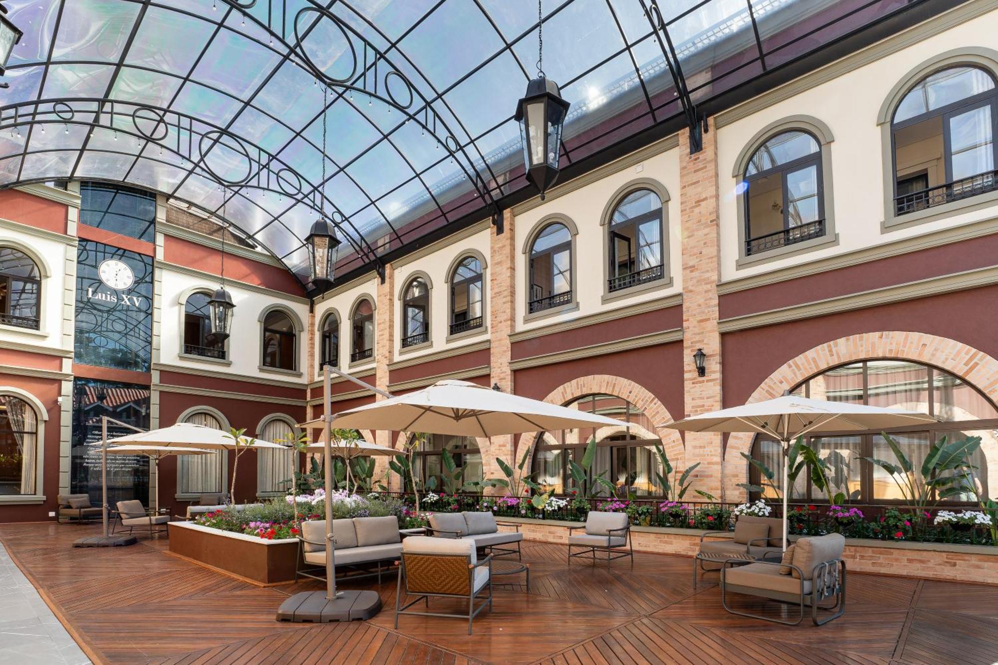 Pousada Luis XV Campos do Jordão المظهر الخارجي الصورة The interior of the hotel