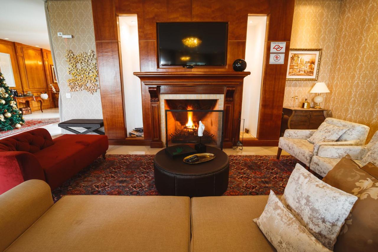 Pousada Luis XV Campos do Jordão المظهر الخارجي الصورة A living room with a fireplace