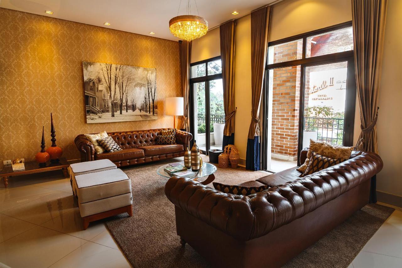 Pousada Luis XV Campos do Jordão المظهر الخارجي الصورة A living room in a house