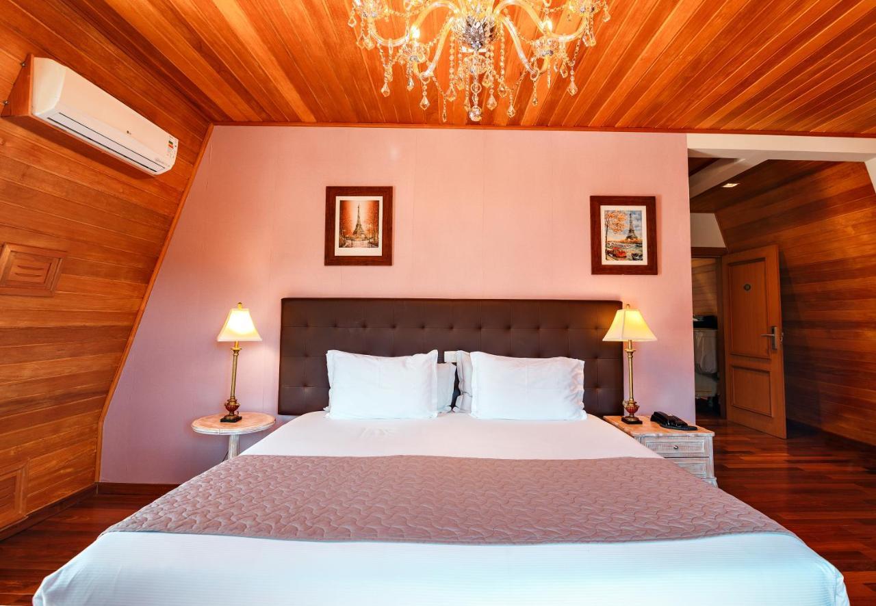 Pousada Luis XV Campos do Jordão المظهر الخارجي الصورة A bedroom at the hotel
