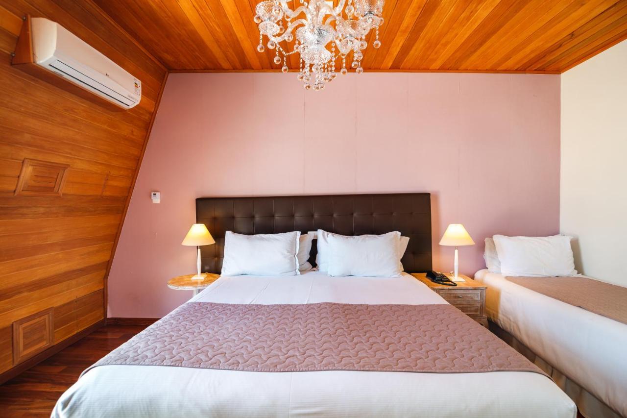 Pousada Luis XV Campos do Jordão المظهر الخارجي الصورة A room at the hotel