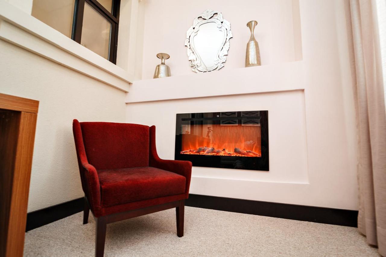 Pousada Luis XV Campos do Jordão المظهر الخارجي الصورة A fireplace in a home