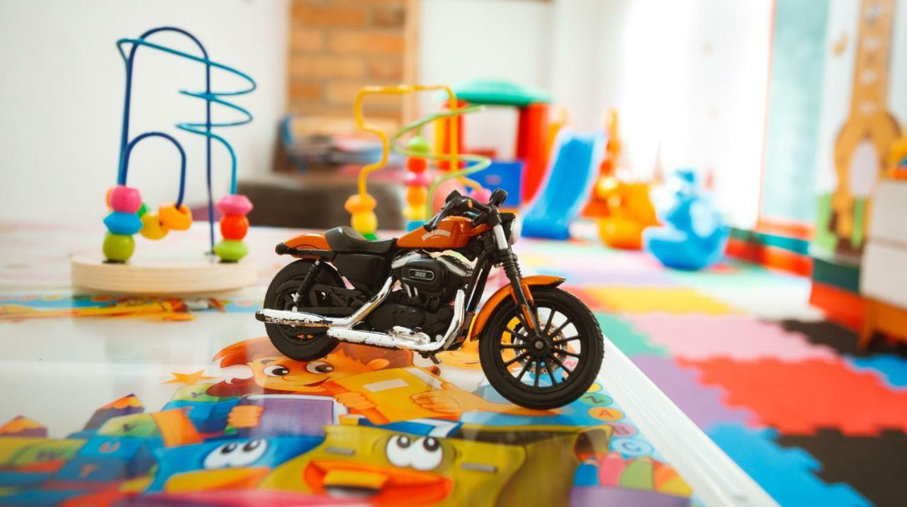 Pousada Luis XV Campos do Jordão المظهر الخارجي الصورة A toy motorcycle