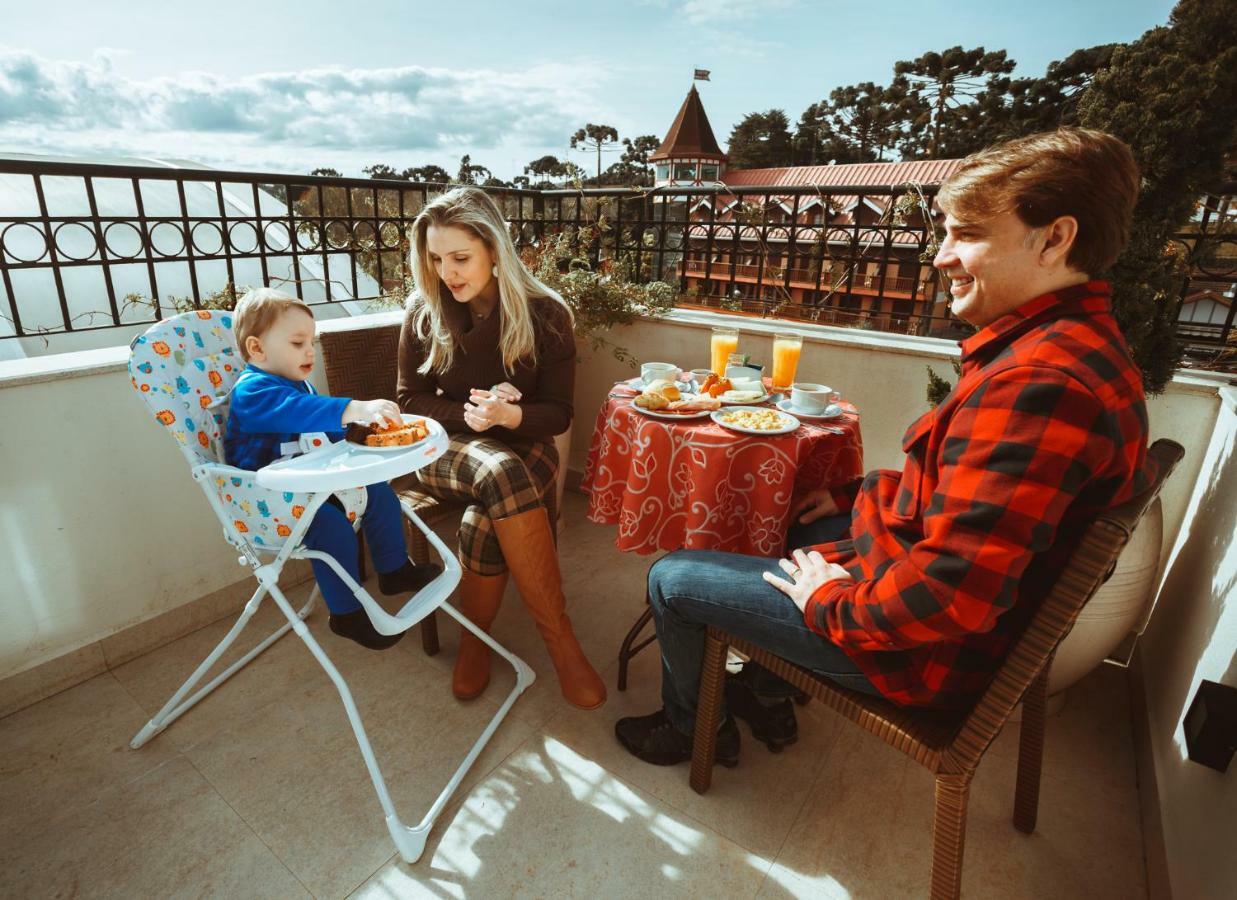 Pousada Luis XV Campos do Jordão المظهر الخارجي الصورة Family on a balcony